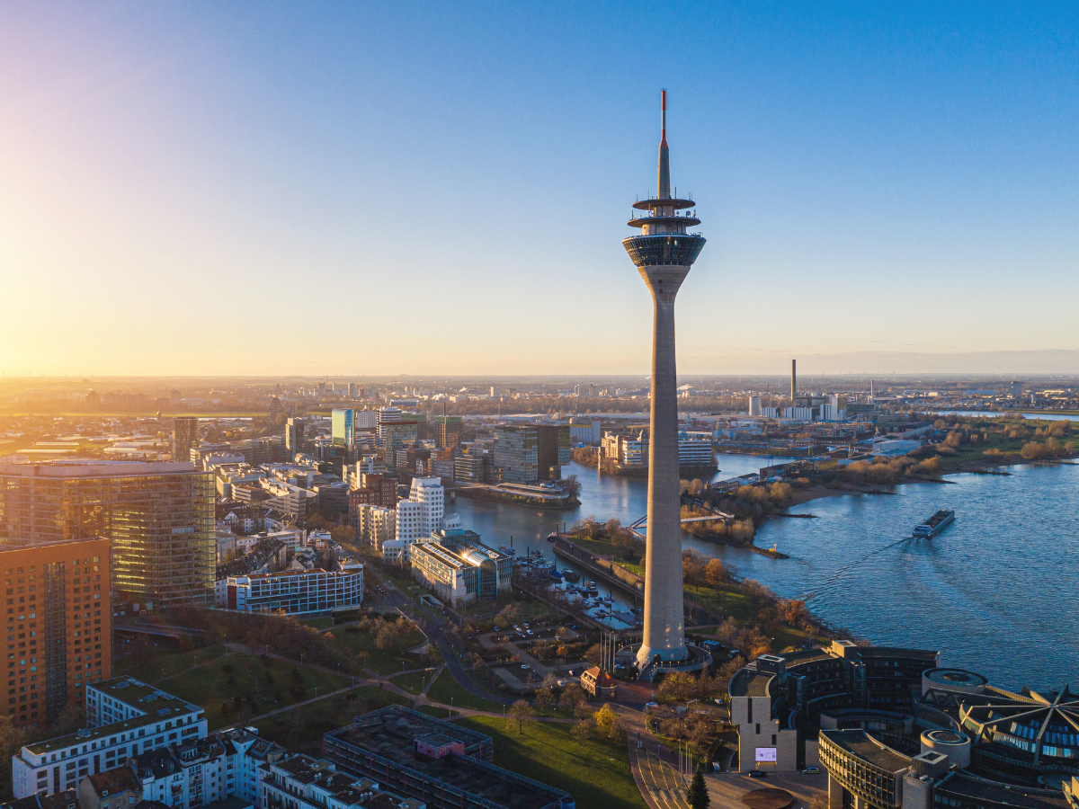 Rheinturm und Skyline von D&uuml;sseldorf