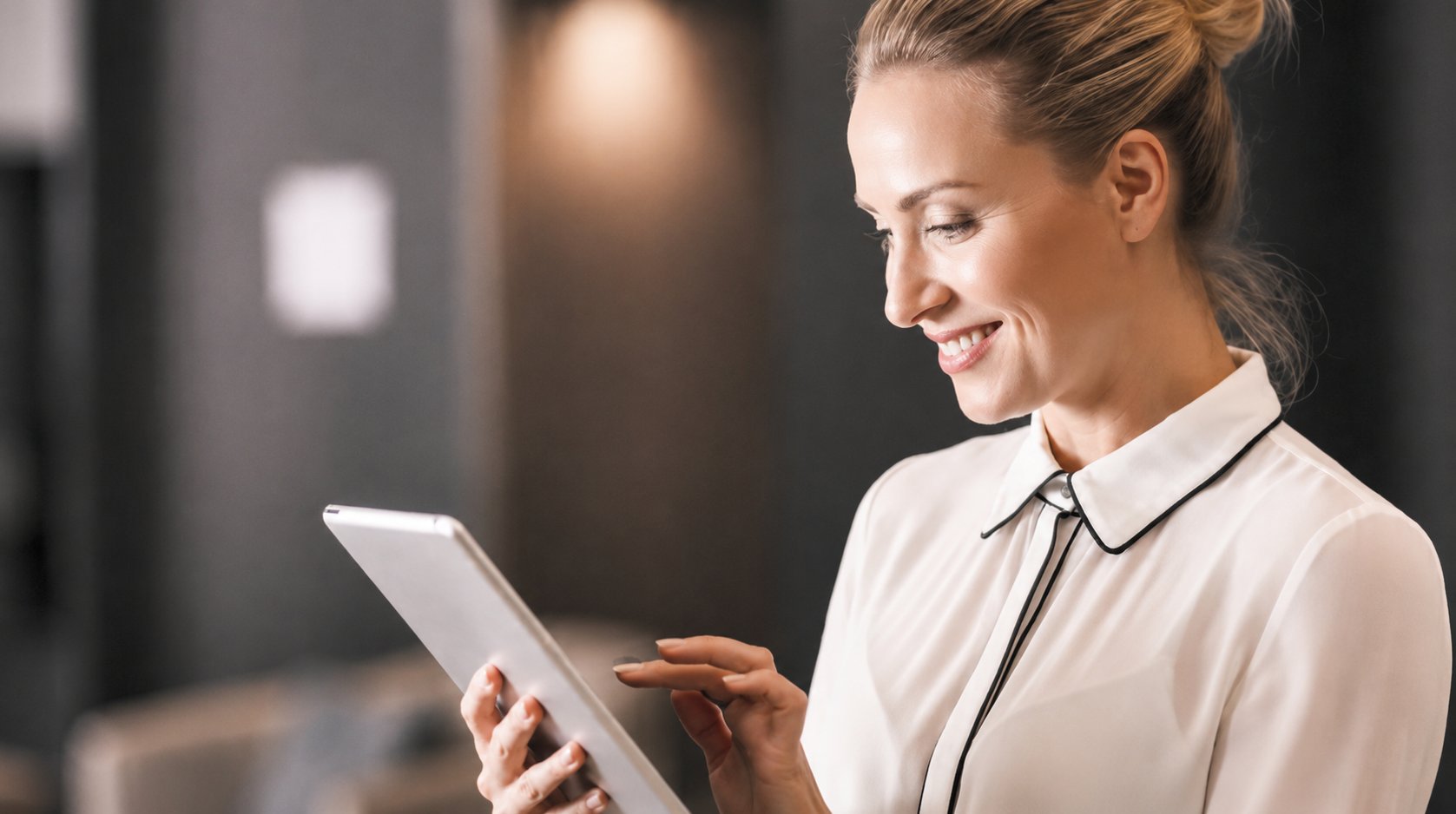 Office Managerin plant den Transfer am Tablet