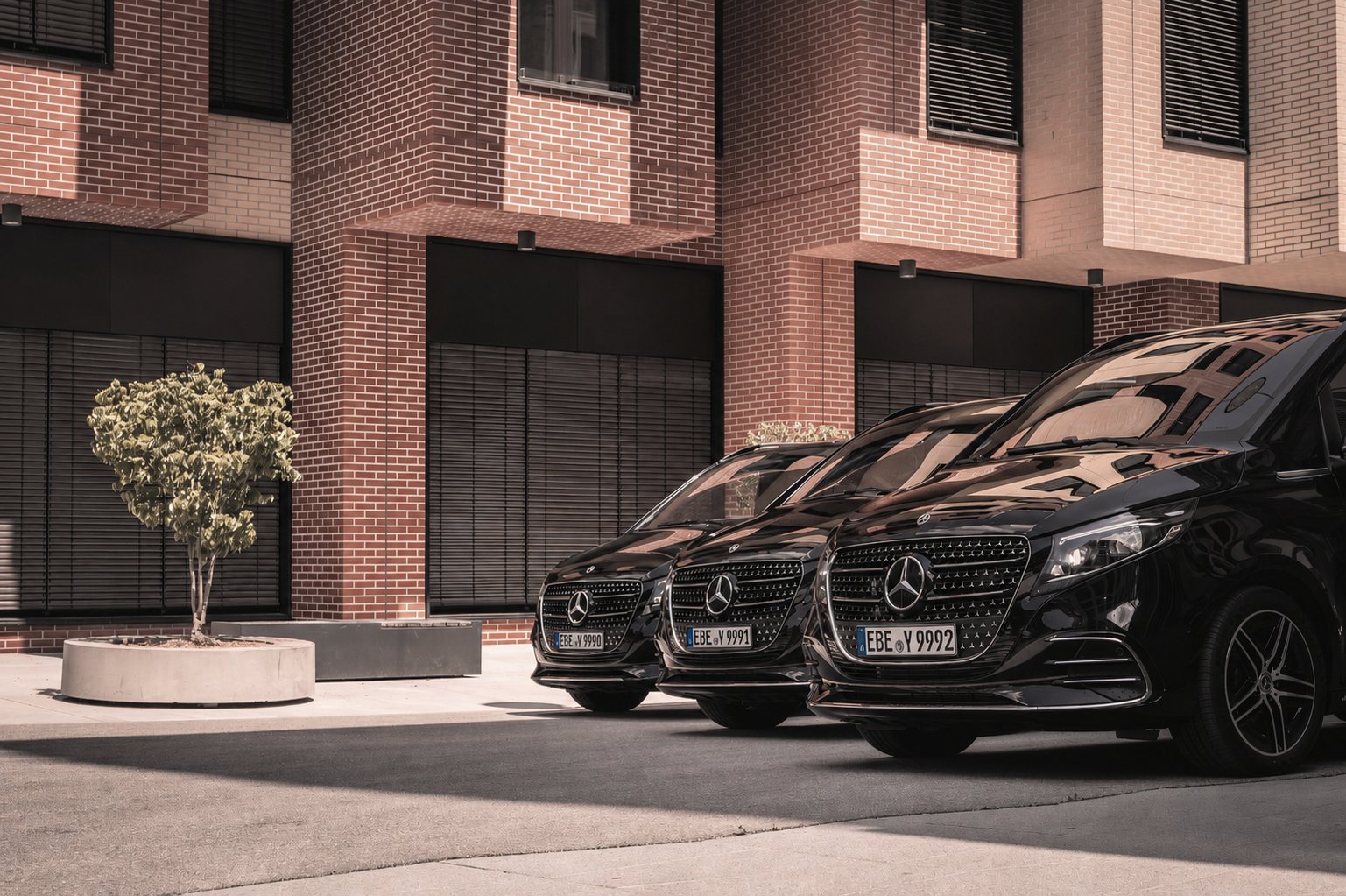 Mercedes-Flotte vor einem Geb&auml;ude