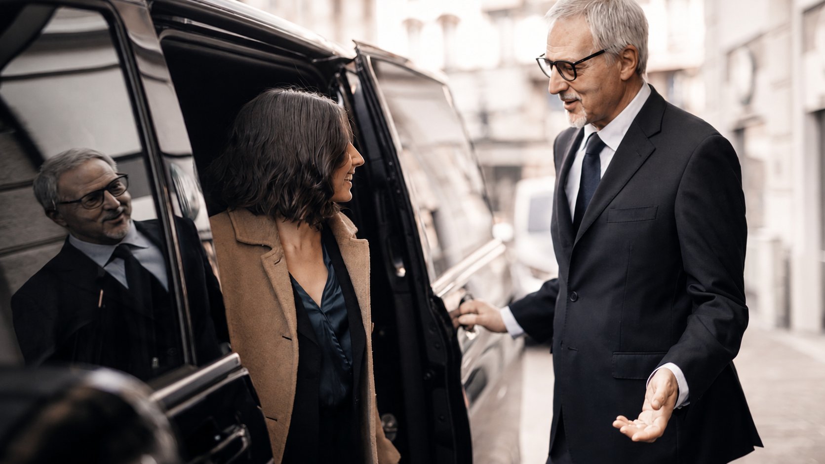 Chauffeur begruesst Gaeste am Fahrzeug