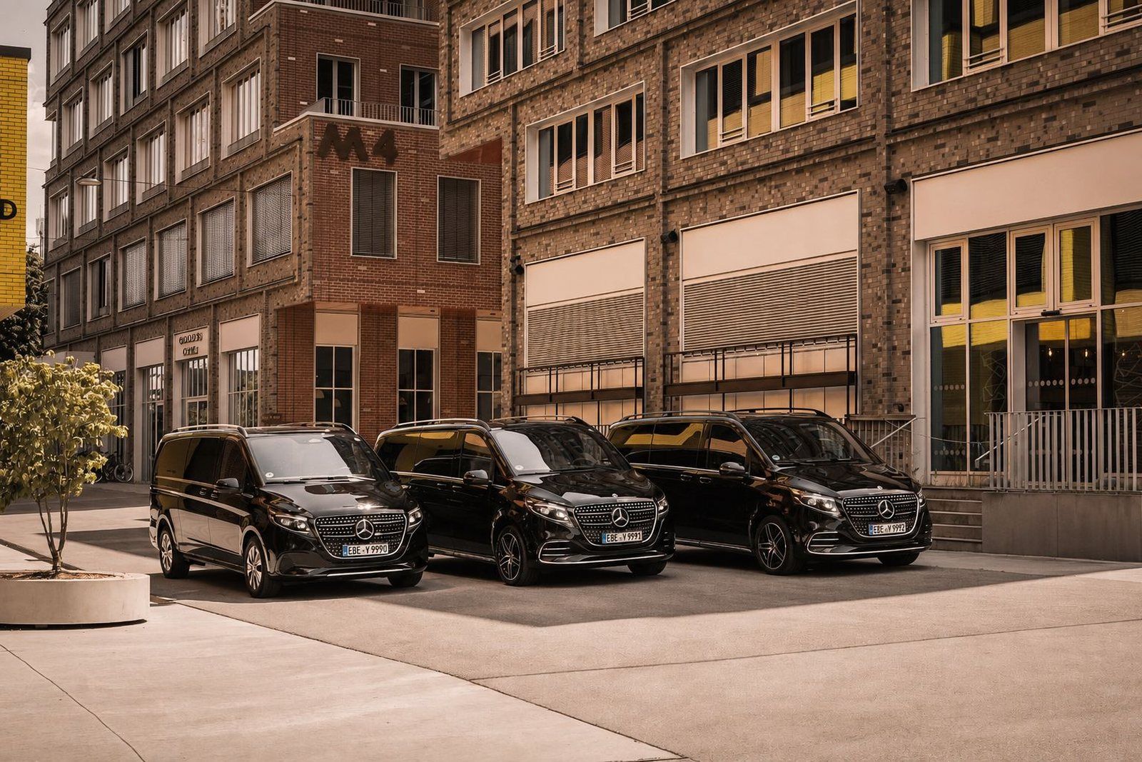 Drei Mercedes V-Klasse Vans der AYDEN Fahrzeugflotte