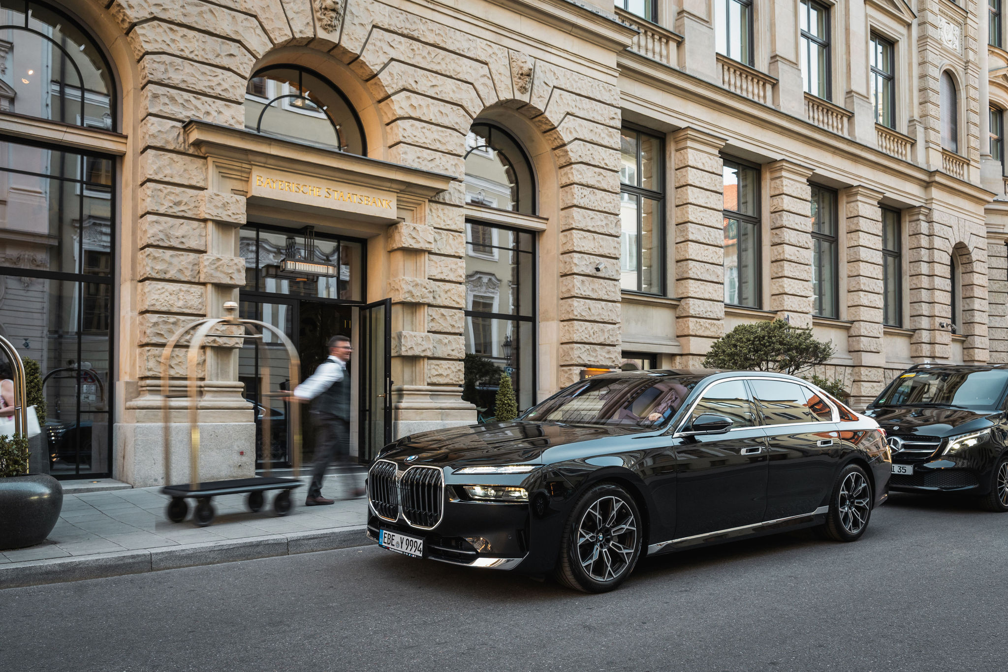 BMW Limousine vor Hotel in M&uuml;nchen