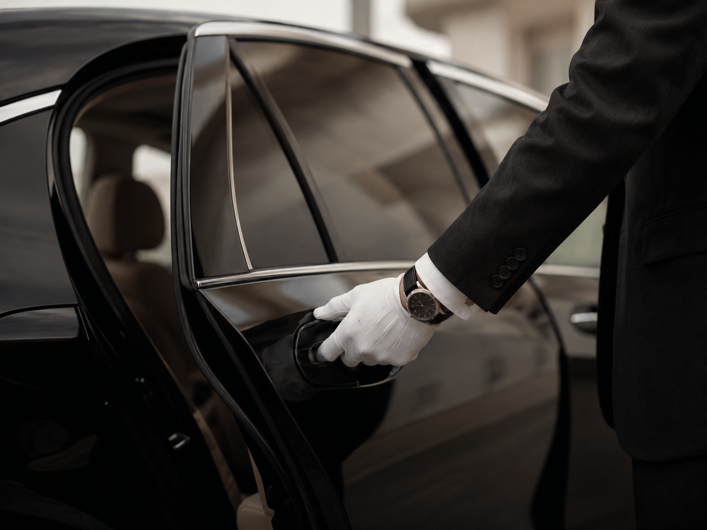 Chauffeur oeffnet diskret die Fahrzeugtuer